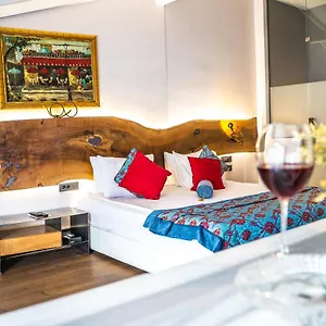 West Pera Hotel